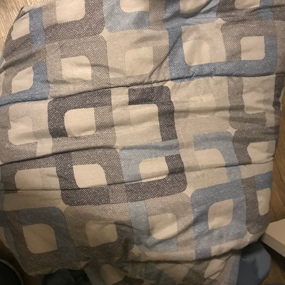 Queen size comforter, pillow shams 4 and fitted and flat sheet